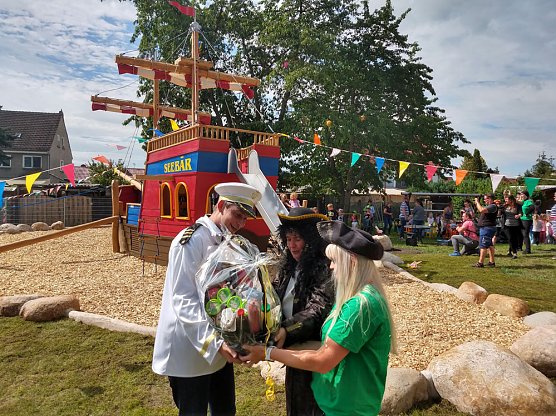 Riesiges Playmobil-Aktivschiff in der Kita Sonnenk&auml;fer wurde geentert! (Foto: Stadt Greu&szlig;en)