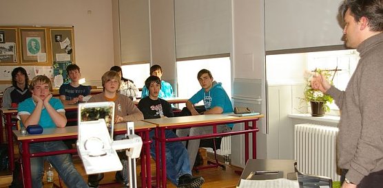 Ein Gymnasium im Bann (Foto: I. Kühn) Ein Gymnasium im Bann (Foto: I. Kühn)