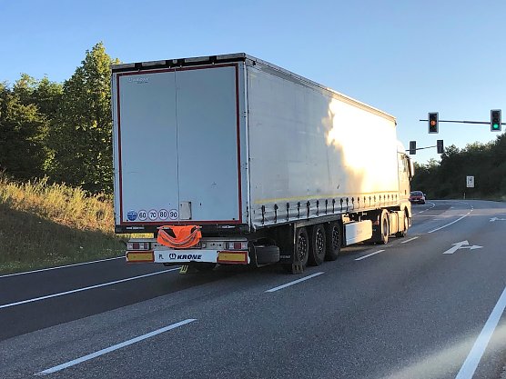 Blockierender LKW in Abbiegespur (Foto: S.Dietzel)