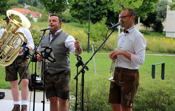 Platzkonzerte vor den Sondersh&auml;user Pflegeheimen (Foto: Karl-Heinz Herrmann)