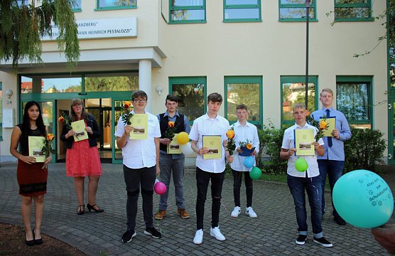 Abschlusszeugnisse übergeben (Foto: Karl-Heinz Herrmann) Abschlusszeugnisse übergeben (Foto: Karl-Heinz Herrmann)