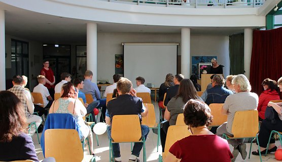 Abschlusszeugnisse übergeben (Foto: Karl-Heinz Herrmann) Abschlusszeugnisse übergeben (Foto: Karl-Heinz Herrmann)