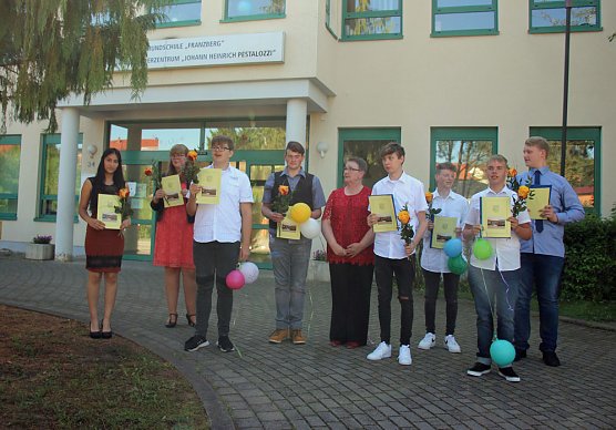 Abschlusszeugnisse übergeben (Foto: Karl-Heinz Herrmann) Abschlusszeugnisse übergeben (Foto: Karl-Heinz Herrmann)