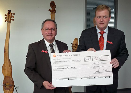 Spende der Sparkassenmitarbeiter f&uuml;r Haiti (Foto: Karl-Heinz Herrmann)