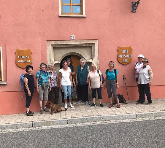 Die Udersleber Wandergruppe erkundete die Kreuzkirche in Reinsdorf (Foto: Christiane Thelemann)
