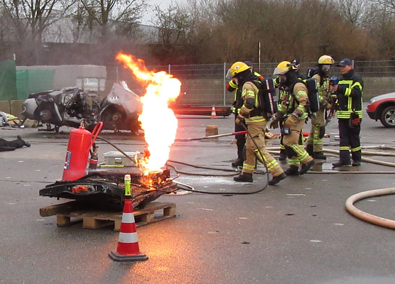 Brennende Akkus von E-Autos sind Herausforderung f&uuml;r Feuerwehren   (Foto: DEKRA e.V.)