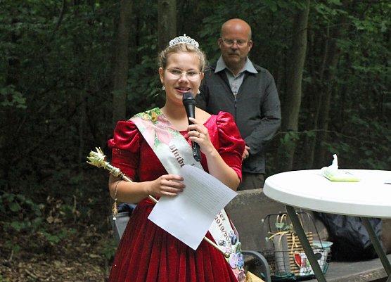 Blutbuchenkönigin bleibt länger im Amt (Foto: Karl-Heinz Herrmann) Blutbuchenkönigin bleibt länger im Amt (Foto: Karl-Heinz Herrmann)