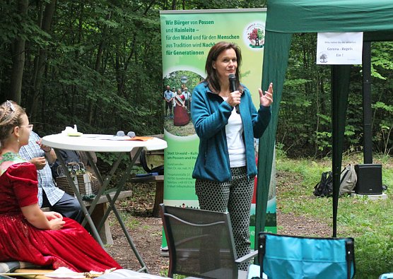 Blutbuchenkönigin bleibt länger im Amt (Foto: Karl-Heinz Herrmann) Blutbuchenkönigin bleibt länger im Amt (Foto: Karl-Heinz Herrmann)