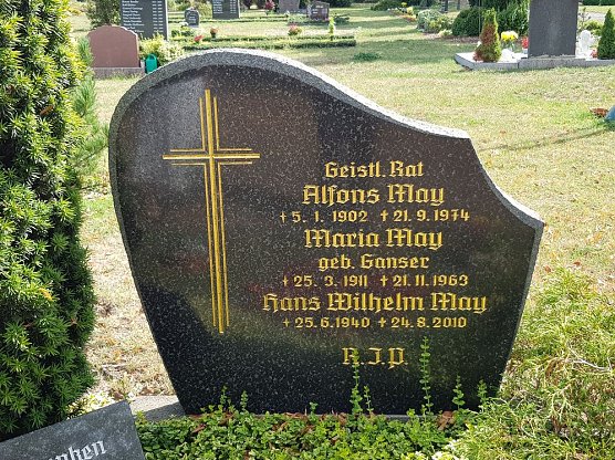 Besuch am Grab des Sondersh&auml;user Chronisten Wilhelm May (Foto: Die Sondersh&auml;user)