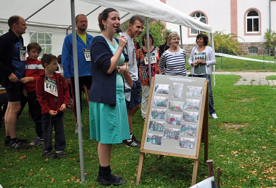 Laura Schildmann gratuliert (Foto: Peter Zimmer)