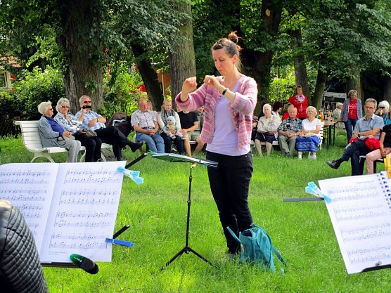 Laura Schildmann gratuliert (Foto: Peter Zimmer)