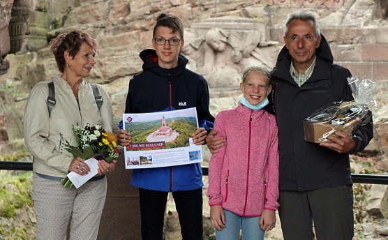 Einmillionster Besucher am stürmischen Kyffhäuser-Denkmal (Foto: Karl-Heinz Herrmann) Einmillionster Besucher am stürmischen Kyffhäuser-Denkmal (Foto: Karl-Heinz Herrmann)