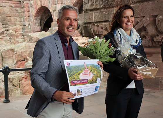 Einmillionster Besucher am stürmischen Kyffhäuser-Denkmal (Foto: Karl-Heinz Herrmann) Einmillionster Besucher am stürmischen Kyffhäuser-Denkmal (Foto: Karl-Heinz Herrmann)
