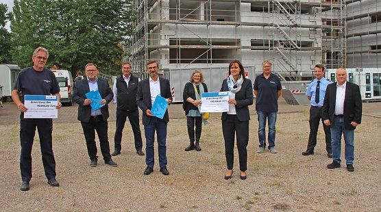 Innenstaatssekretär mit Förderbescheiden für Feuerwehrfahrzeuge (Foto: Karl-Heinz Herrmann) Innenstaatssekretär mit Förderbescheiden für Feuerwehrfahrzeuge (Foto: Karl-Heinz Herrmann)