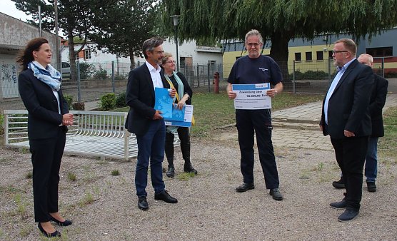 Innenstaatssekretär mit Förderbescheiden für Feuerwehrfahrzeuge (Foto: Karl-Heinz Herrmann) Innenstaatssekretär mit Förderbescheiden für Feuerwehrfahrzeuge (Foto: Karl-Heinz Herrmann)