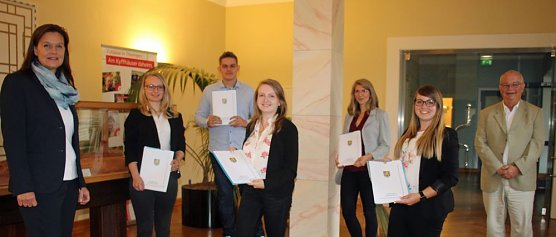 Arbeitsverträge übergeben (Foto: Karl-Heinz Herrmann) Arbeitsverträge übergeben (Foto: Karl-Heinz Herrmann)