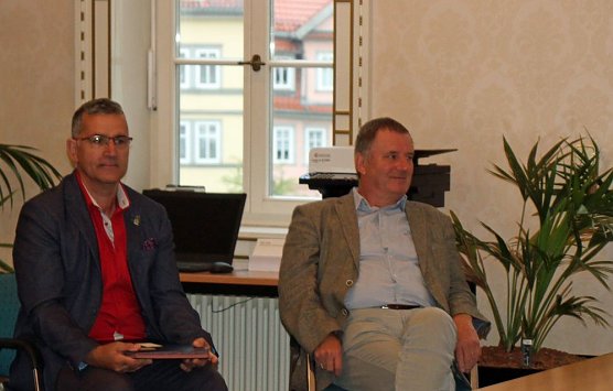 Arbeitsverträge übergeben (Foto: Karl-Heinz Herrmann) Arbeitsverträge übergeben (Foto: Karl-Heinz Herrmann)