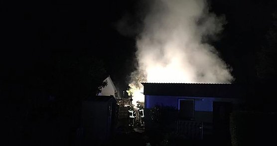 Gartenlaubenbrand in Roßleben (Foto: Steffen Fellendorf und Benjamin Voigt) Gartenlaubenbrand in Roßleben (Foto: Steffen Fellendorf und Benjamin Voigt)