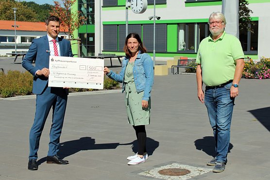 Spende für Instrumente (Foto: Kyffhäusersparkasse) Spende für Instrumente (Foto: Kyffhäusersparkasse)