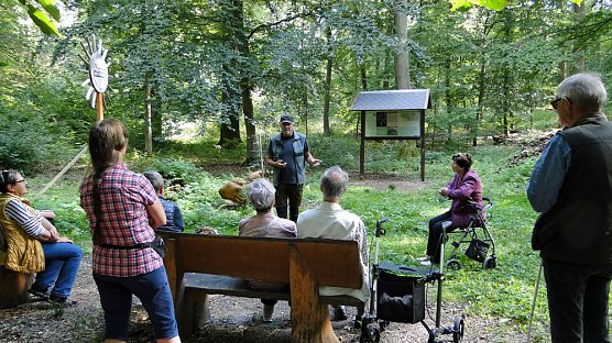 Unterwegs zur Mutterblutbuche (Foto: Wolfgang Rasch) Unterwegs zur Mutterblutbuche (Foto: Wolfgang Rasch)