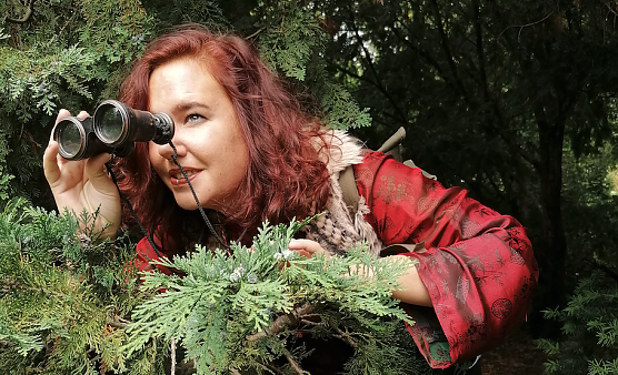Eva Lankau schl&uuml;pft in die Rolle der Mamsella Federkiel und begibt sich auf die Suche nach der chinesischen Nachtigall (Foto: James Patrick H&ouml;ppner)