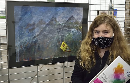 Ronja kankowiak vor ihrem Bild (Foto: F.B&ouml;hme)