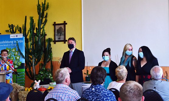 Feierliche Zeugnis&uuml;bergabe f&uuml;r die Absolventen Gr&uuml;ner Berufe (Foto: Team Gr&uuml;nbund (VHS Bildungswerk GmbH))