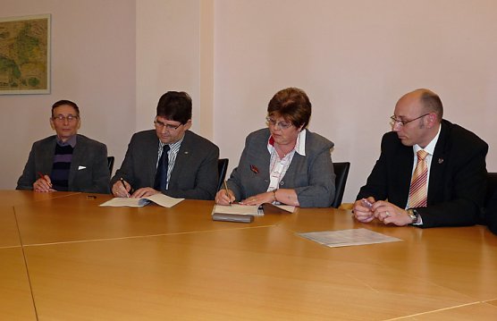 Unterzeichnung Koalitionsvereinbarung CDU /SPD (Foto: Karl-Heinz Herrmann) Unterzeichnung Koalitionsvereinbarung CDU /SPD (Foto: Karl-Heinz Herrmann)