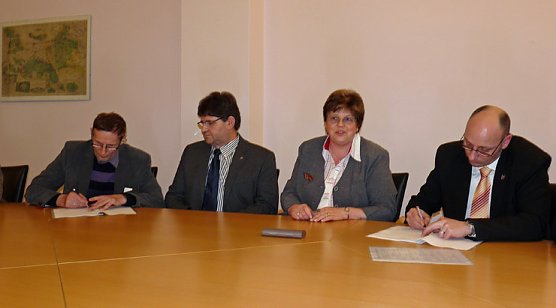 Unterzeichnung Koalitionsvereinbarung CDU /SPD (Foto: Karl-Heinz Herrmann) Unterzeichnung Koalitionsvereinbarung CDU /SPD (Foto: Karl-Heinz Herrmann)