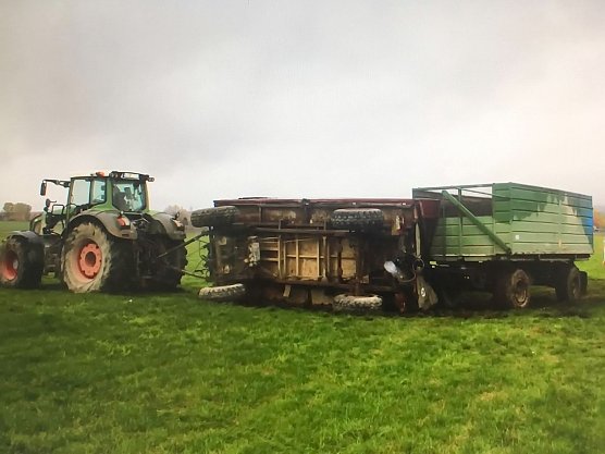 Traktor kippt nach Kollision mit Lkw (Foto: privat) Traktor kippt nach Kollision mit Lkw (Foto: privat)