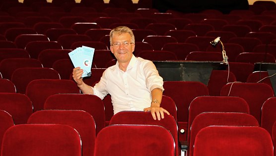 Intendat Daniel Klajner mit neuem Spielplan (Foto: Eva Maria Wiegand) Intendat Daniel Klajner mit neuem Spielplan (Foto: Eva Maria Wiegand)