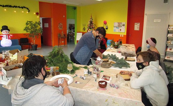 Weihnachtsgestecke gebastelt (Foto: Freizeitzentrum Artern) Weihnachtsgestecke gebastelt (Foto: Freizeitzentrum Artern)