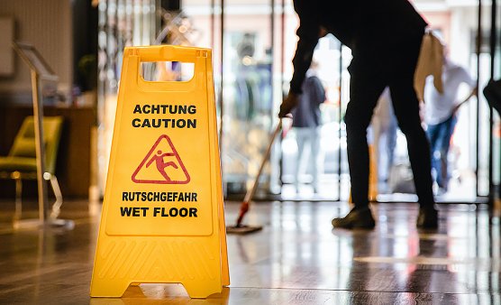 Im Osten bekommen Besch&auml;ftigte in der Geb&auml;udereinigung erstmals den gleichen Lohn wie ihre Kollegen im Westen. Ab Dezember liegt der Mindestlohn in der Branche bundesweit bei 10,80 Euro pro Stunde. (Foto: IG BAU)