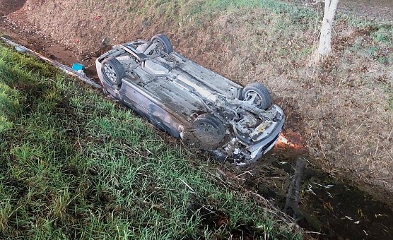 Auto landet im Bach (Foto: Silvio Dietzel) Auto landet im Bach (Foto: Silvio Dietzel)