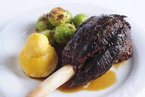 Damhirschhaxe mit Rosenkohl und Briochekartoffeln (Foto: Barbara Neumann) Damhirschhaxe mit Rosenkohl und Briochekartoffeln (Foto: Barbara Neumann)