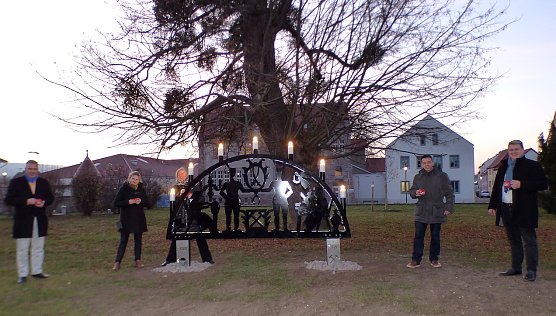 &Uuml;bergabe des Schwibbogens (Foto: Stadtverwaltung Bad Frankenahsuen)