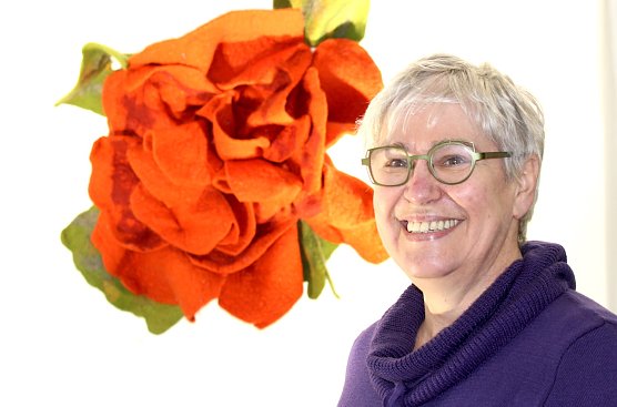 Gabriele Hoffman mit ihrem Lieblingswerk DIE ROSE (Foto: Eva Maria Wiegand)