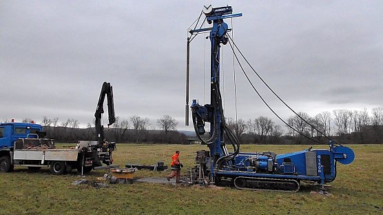 Bohrungen am Stausee Kelbra (Foto: Ulrich Reinboth) Bohrungen am Stausee Kelbra (Foto: Ulrich Reinboth)