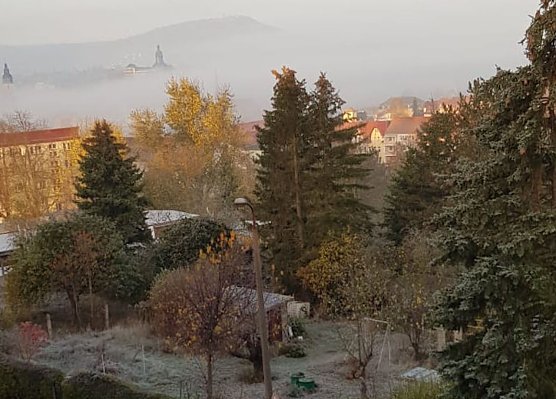  Blick vom Hasenholz &uuml;ber die Stadt bei Nebel im Advent.  (Foto: Norbert Vonhof)