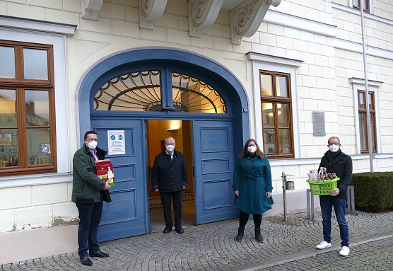 SPD-Kreistagsfraktion und Steffen Lupprian &uuml;bergab Geschenke an den Verwaltungsleiter Dr. Thiele (2.vl.) und an Frau Naylor (3.vl.) (Foto: Frau Antje Mund von der Kreisverwaltung )