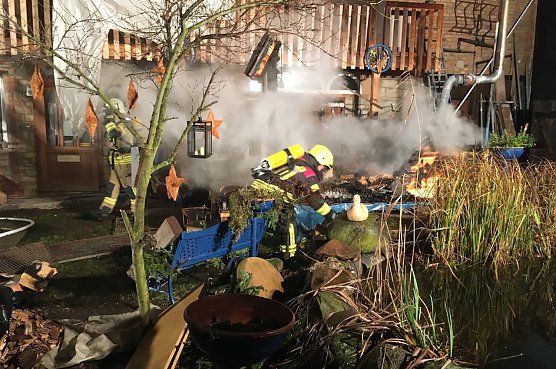 Wohnwagen brannte total aus (Foto: Feuerwehr Bottendorf/ Silvio Dietzel)