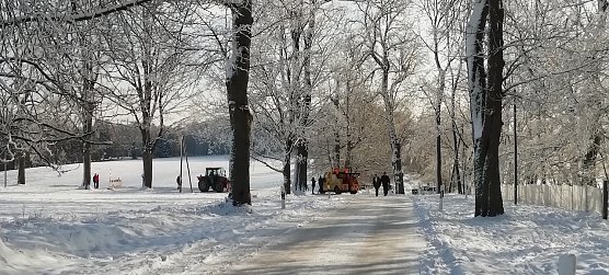 Auch Traktoren waren im Einsatz, feststeckende Autos zu befreien  (Foto: W. J&ouml;rgens)