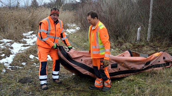 Mitarbeiter des St&auml;dtischen Bauhofes entfernten das illegal entsorgte Schlauchboot (Foto: Steffen Neumann)
