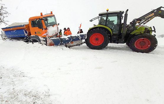 Traktor versucht zum helfen (Foto: S.Dietzel) Traktor versucht zum helfen (Foto: S.Dietzel)