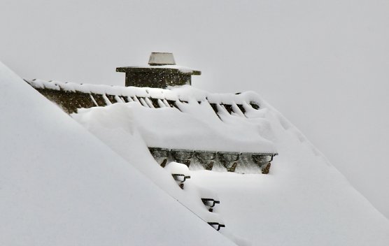Schneelast auf den Dächern (Foto: Eva Maria Wiegand) Schneelast auf den Dächern (Foto: Eva Maria Wiegand)