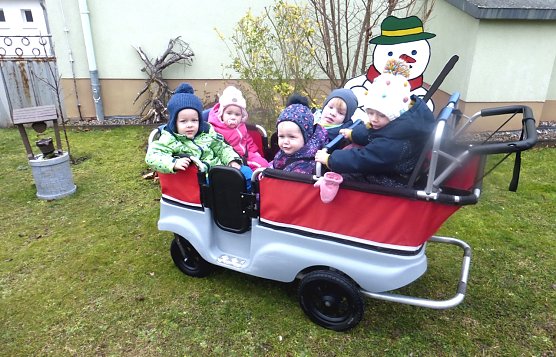 Neue Bereifung und Bremse f&uuml;r den Kinderbus (Foto: Kita Zwergenland in Berka)