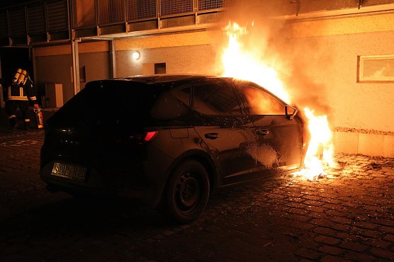 In Brand gestecktes Fahrzeug direkt an einer Hauswand (Foto: S.Dietzel)