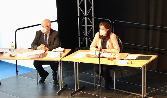 v.l. Pressesprecher Dr. Thiele, Landrätin Antje Hochwind-Schneider (Foto: Eva Maria Wiegand) v.l. Pressesprecher Dr. Thiele, Landrätin Antje Hochwind-Schneider (Foto: Eva Maria Wiegand)