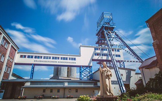 Schacht I F&ouml;rderturm und H&auml;ngebank - Gl&uuml;ckauf (Foto: Sicherungs- und Entwicklungsgesellschaft mbH (GSES) )