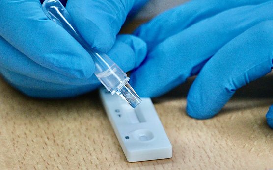 Durchführung eines Antigen-Schnelltests in SDH (Foto: Eva Maria Wiegand) Durchführung eines Antigen-Schnelltests in SDH (Foto: Eva Maria Wiegand)